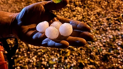 Elazığ'da ceviz büyüklüğünde dolu yağdı
