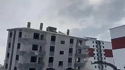 Elazığ'da depremde hasar gören bina yıkıldı