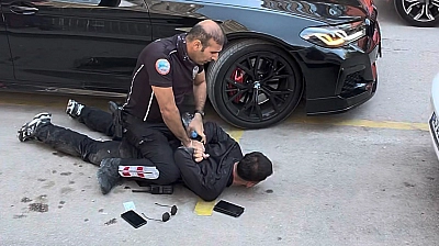 Elazığ'da havalı tabancayla yakalanan şüpheli, polisten kaçtı