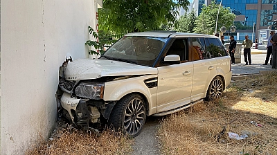 Elazığ'da kontrolden çıkan cip yayaya çarptı: 2 Yaralı