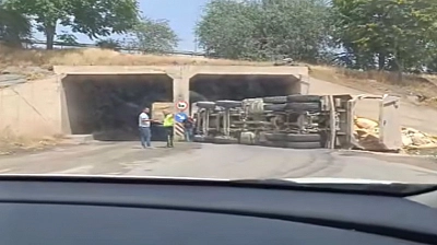 Elazığ'da korkutan kaza: Tır devrildi