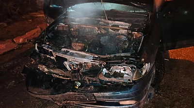 Elazığ'da korkutan yangın: Araç alevlere teslim oldu