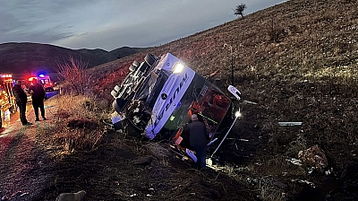 Elazığ firmasına ait yolcu otobüsü devrildi: 2 ölü, 21 yaralı