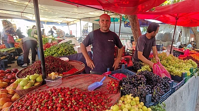 Elazığ Salı Pazarı'nda fiyatlar vatandaşı sevindirdi
