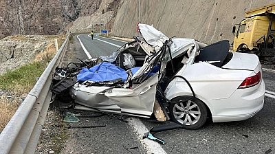 Feci kaza! otomobil kamyonla çarpıştı: 1 ölü