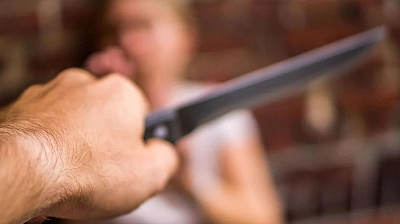 'Gelinlikle çıktın kefeninle dönersin' diyen baba kızını bıçakladı