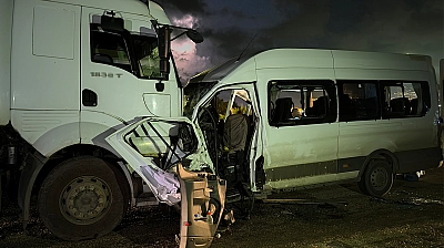 İşçi servisi tırla çarpıştı: 1 ölü, 15 yaralı