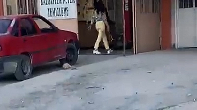 Kadın çekiçle etrafa saldırdı