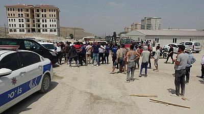 Kavga değil film sahnesi! Şantiyede neler olduğunu kimse anlamadı!