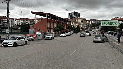 Motosiklet iki otomobille çarpıştı: 1 ölü, 1'i çocuk 2 yaralı