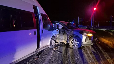 Otomobil ile minibüs çarpıştı: 12 yaralı