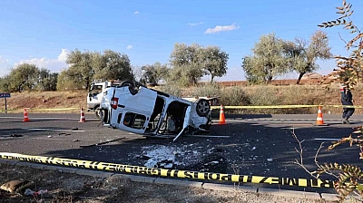 Refüje çarpan araç takla attı: 1 ölü, 2 yaralı