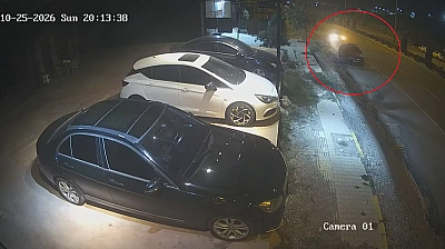 Hatay'da seyir halindeki otomobil, park halindeki araca ok gibi saplandı