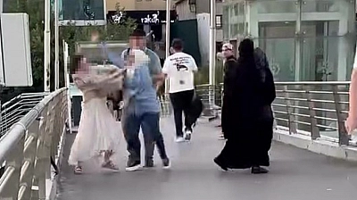 Üst geçitte kadın dehşeti: Saçından tutup yerde sürükledi