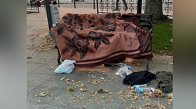 Uyuduğu bankta battaniyenin altından cansız bedeni çıktı