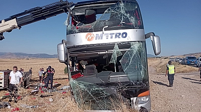 Yolcu otobüsü devrildi: 46 yaralı