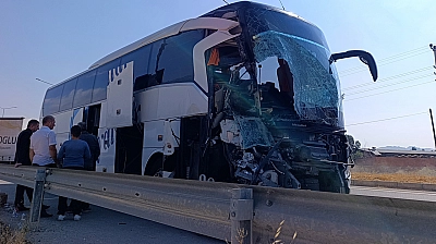 Yolcu otobüsü kamyonete çarptı: 1 ölü, 15 yaralı