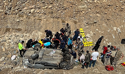 Bingöl'de feci kaza: Otomobil dereye uçtu, 7 kişi yaralandı