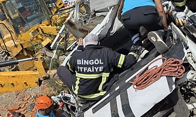 Bingöl'de hurda yüklü pikap devrildi