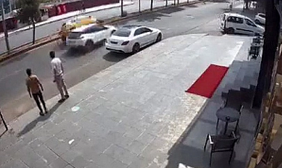 Diyarbakır'da dikkatsiz sürücü, taksinin yan yatmasına neden oldu