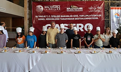 Down sendromlu bireyler pasta süsleme yarışmasında hünerlerini gösterdi