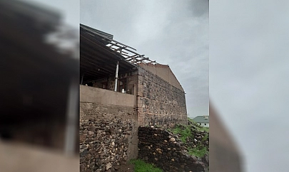 Elazığ'da ahırın çatısı uçtu!