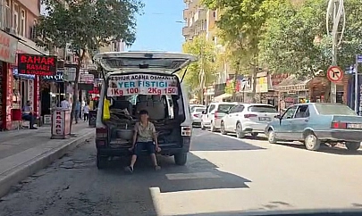 Elazığ'da çocuğun araç arkasındaki tehlikeli yolculuğu kamerada