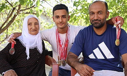 Elazığ'da Depremzede genç, bilek güreşinde Türkiye şampiyonu oldu