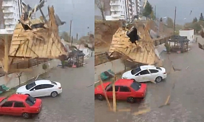 Elazığ'da fırtınada uçan çatının araçların yanına düşmesi kamerada