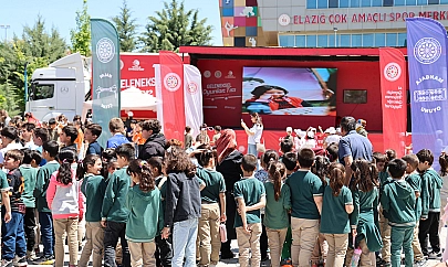 Elazığ'da 'Geleneksel Oyun Tırı' çocukları doyası eğlendirdi