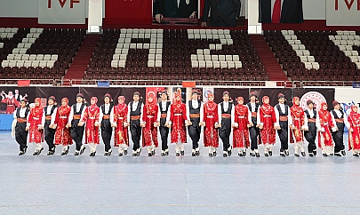 Elazığ'da halk oyunları yarışması renkli görüntüler oluşurdu