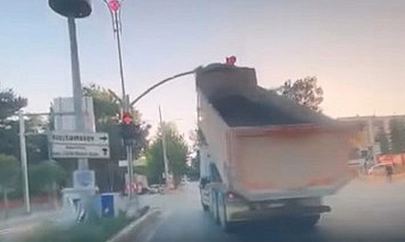 Elazığ'da kamyon trafik ışıklarına çarptı!