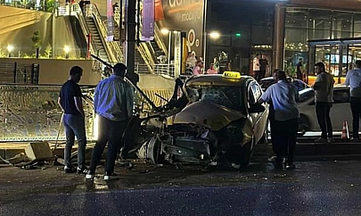 Elazığ'da otomobil refüjdeki bariyerlere çarptı