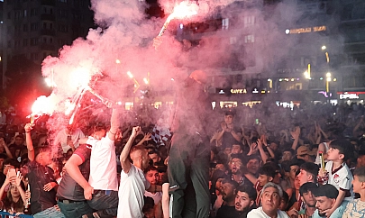 Elazığ'da Taraftarlar Elazığspor maçı için dev ekran başına geçti