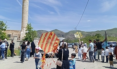 Elazığ'da vefat eden oğlu anısına uçurtma şenliği düzenledi