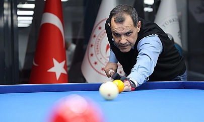 Elazığ'da yaşayan 60 yaşında Türkiye Bilardo Şampiyonu mesleğiyle dikkat çekiyor