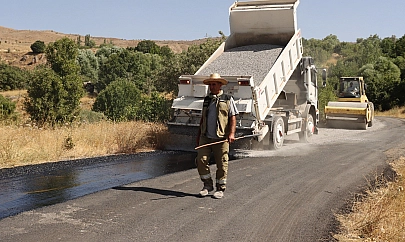 Elazığ'ın köylerinde asfaltlama çalışmaları sürüyor