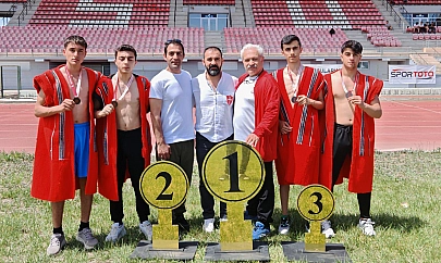Elazığ'lı güreşçilerden gururlandıran dereceler