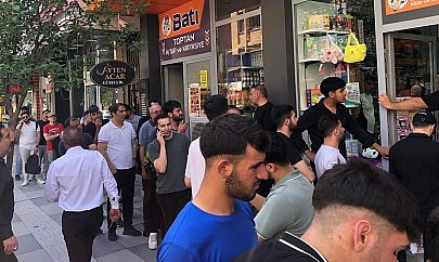 Elazığspor-Vanspor maçı öncesi bilet satış noktalarında uzun kuyruklar