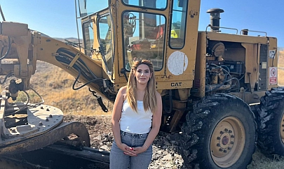 En genç kadın muhtar greyderin başına geçti, yolları asfaltladı