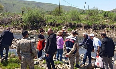 Karakoçan'da deredeki balık ölümleri için numuneler alındı