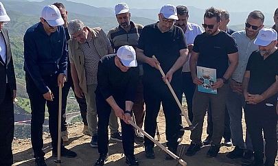 Vali Hatipoğlu, 3 bin yıllık tarihi Palu Kalesi için ilk kazmayı vurdu