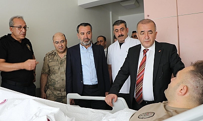 Vali Hatipoğlu, çatışmada yaralanan polisi ziyaret etti