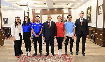 Vali Hatipoğlu, gençlerle bir araya geldi