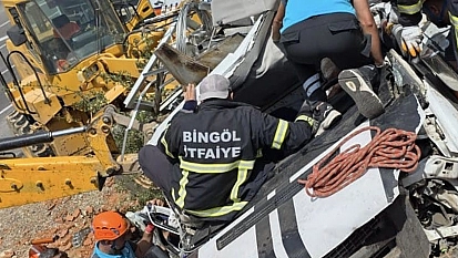 Bingöl'de hurda yüklü pikap devrildi