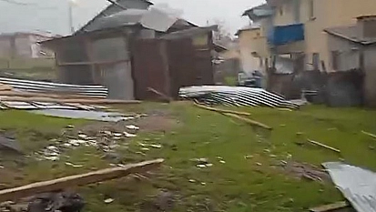 Elazığ'da bir evin daha çatısı uçtu