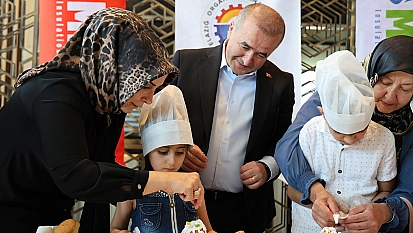 Elazığ'da down sendromlu bireyler pasta süsleme yarışmasında hünerlerini gösterdi