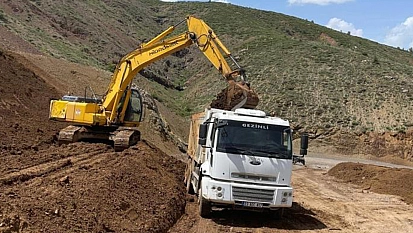 Elazığ'da heyelandan zarar gören köy yolları onarılıyor