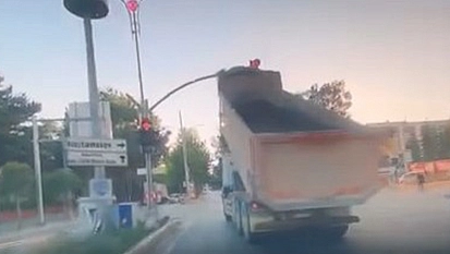 Elazığ'da kamyon trafik ışıklarına çarptı!