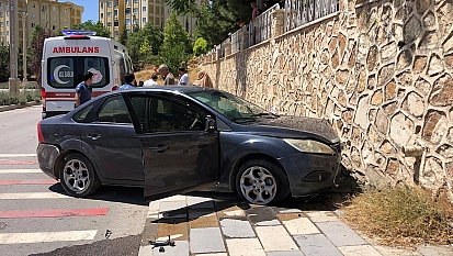 Elazığ'da otomobil duvara çarptı